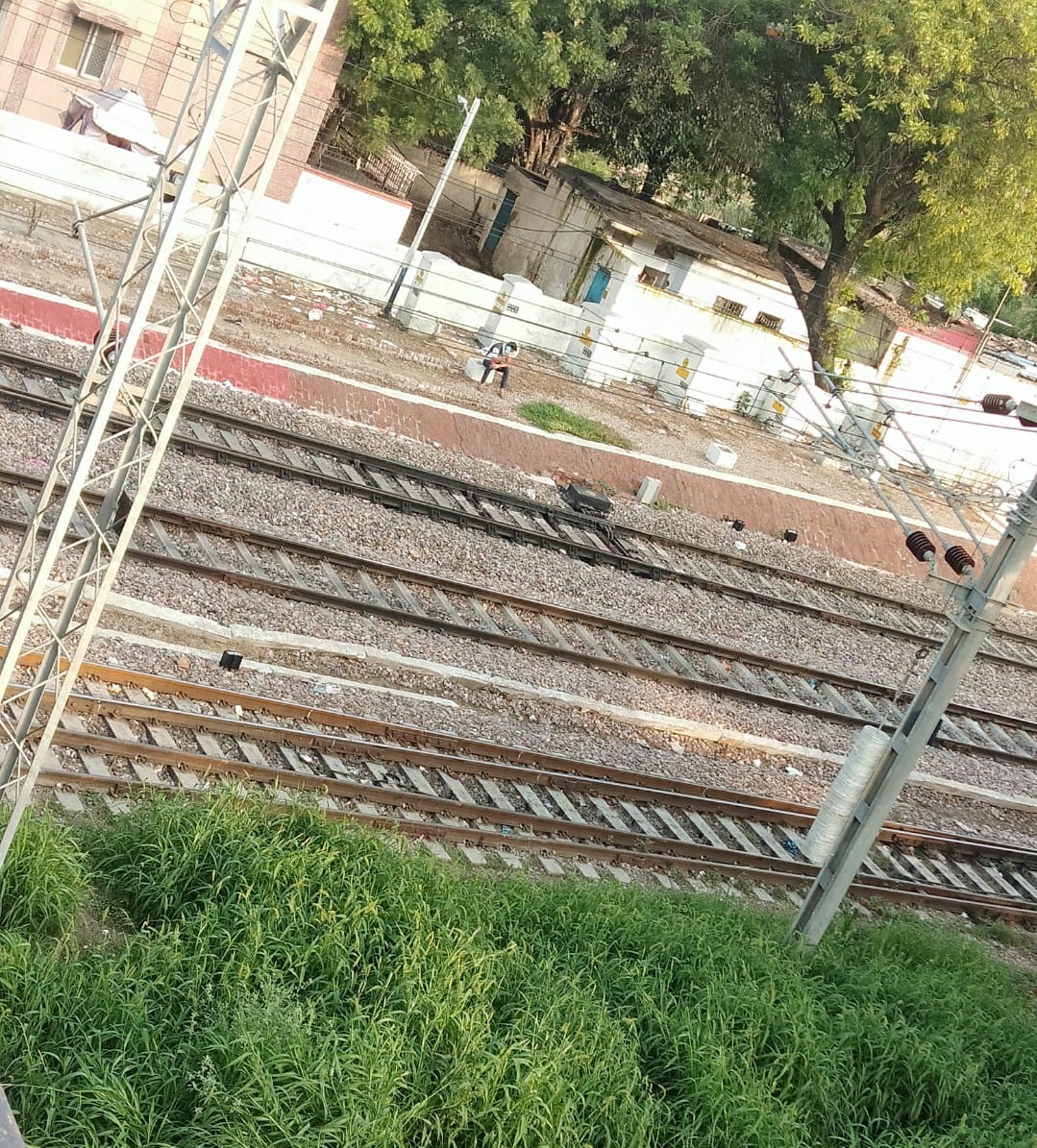 SC का आदेश :दिल्ली-NCR में रेलवे ट्रैक के आसपास बसी झुग्गी-झोंपड़ियां हटाई जाएंगी